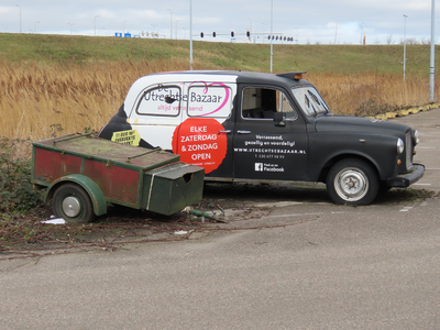 912444 Afbeelding van een reclameauto (een oude Engelse taxi) voor De Utrechtse Bazaar (Groenewoudsedijk 6) te Utrecht, ...